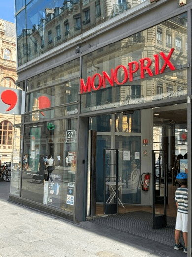 リヨン2区のモノプリ外観。都心の限られた売場で品質やデザイン性を重視し、短時間で必要な商品を購入できる