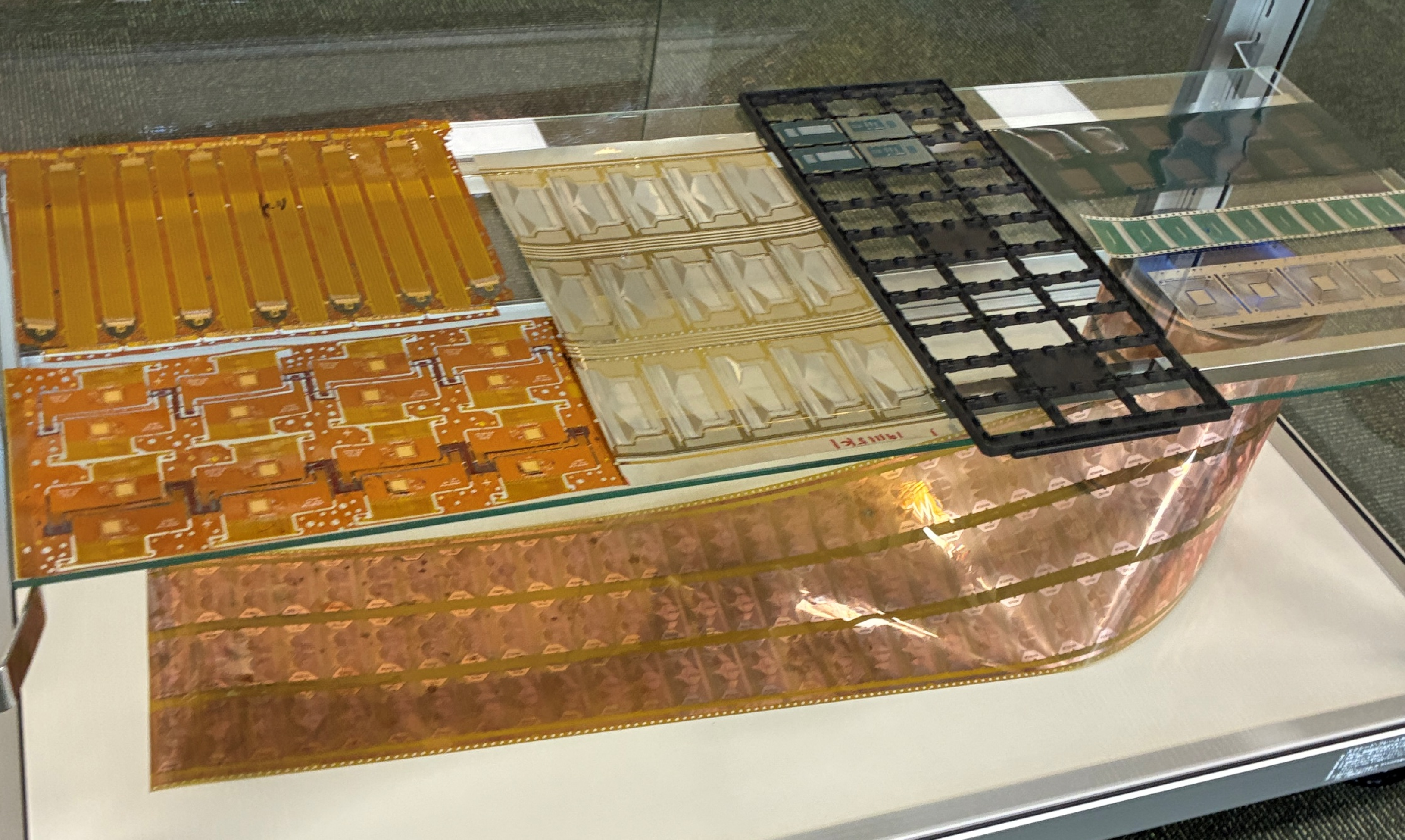 同社の製品が検査している基板サンプル。目視で行っていた検査を自動化することで、大幅な省人化と検査速度向上を実現している