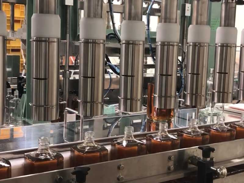 製造工程は徹底的に衛生管理されており、品質の高いアルコール飲料が製造されている