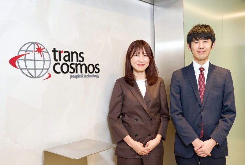 トランスコスモス コーポレート統括 人事統括 人財開発本部 人財開発統括部 育成推進部 教育推進課 課長 長崎 伊織氏（左）、育成企画部 部長 大津 章裕氏（右）