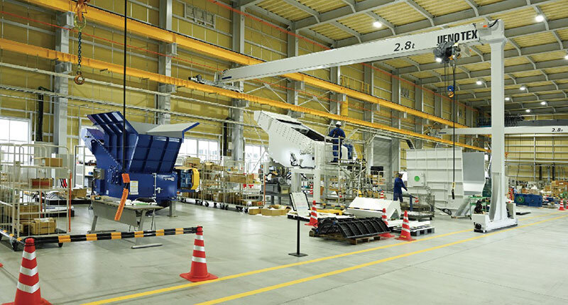 2026年に新設した第三工場の組立・塗装棟には、出荷前の製品が並ぶ。同工場敷地内には、主力製品である破砕機のショールームとテスト場を兼ねた「技術開発センター」もある