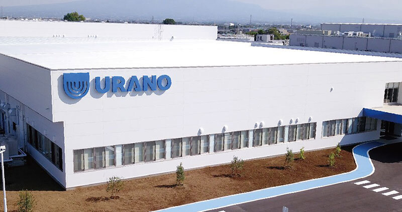 ウラノ群馬工場（本部）の外観。エントランスにはウラノの製品群が並び、食堂では無農薬・減農薬を基本とした食材による食事が提供されている