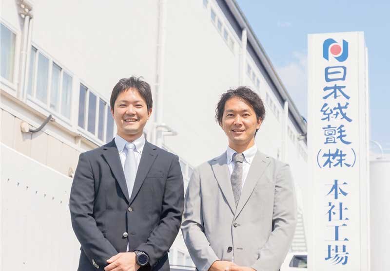 日本絨氈 代表取締役 社長執行役員 営業物流ソリューション本部 統括 兼 CIO 池﨑 雄太 氏（右）、取締役 専務執行役員 製造ソリューション本部長 本社工場長 兼 滋賀工場長 総務部長 池﨑 彰吾 氏（左）