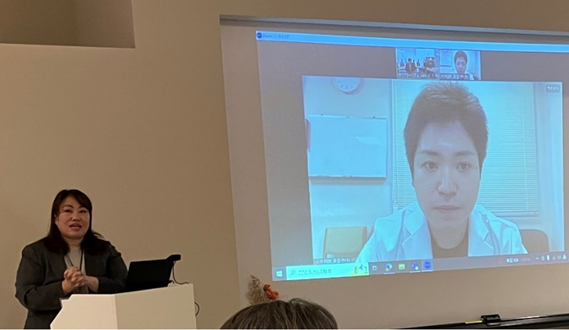 合同会社薬雲（やくも）及び松江市立病院代表 片岡 諒氏（右）とのオンライン中継