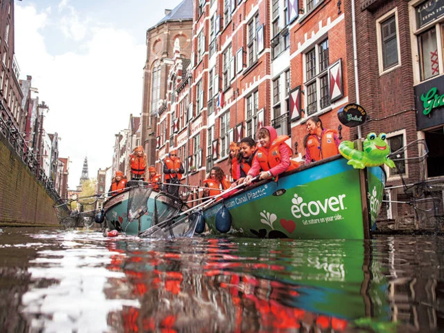 オランダでは、観光客参加型のプラスチックごみを回収する クルーズツアーが人気