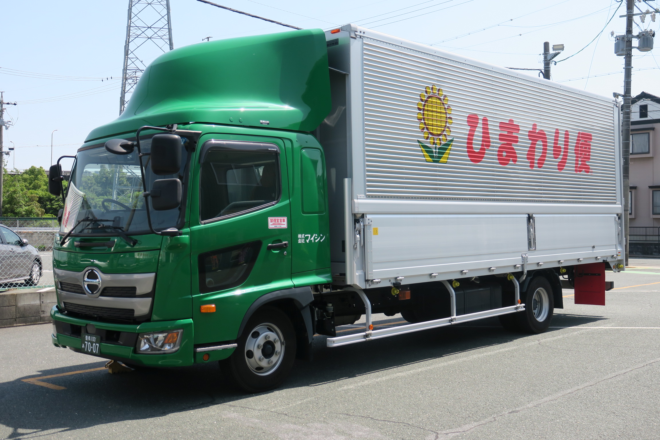 緑の車体とひまわりマークが目を引く「ひまわり便」車両