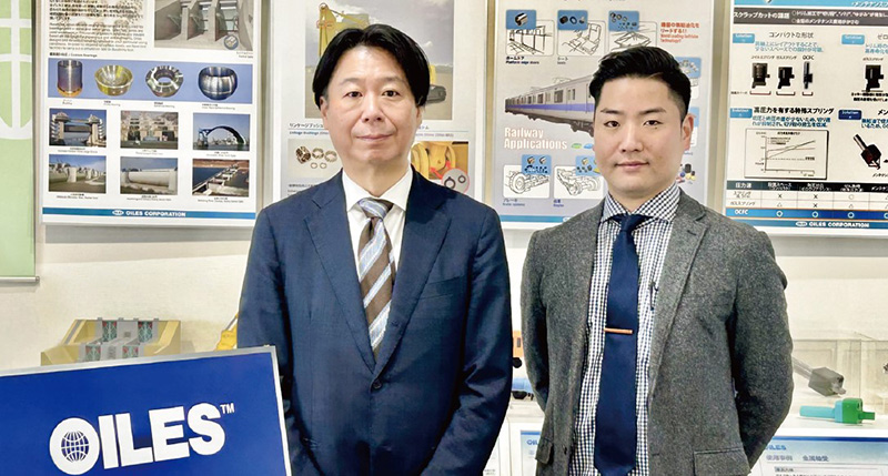 オイレス工業 企画管理本部 人事部 佐藤 正伸氏（左）、企画管理本部 人事部 企画課 川口 大志氏（右）