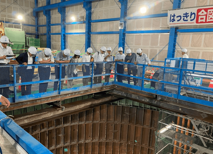 シールド工事の現場視察の様子
