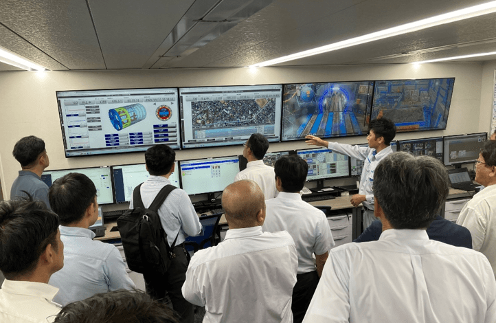 シールド工事の現場視察の様子２