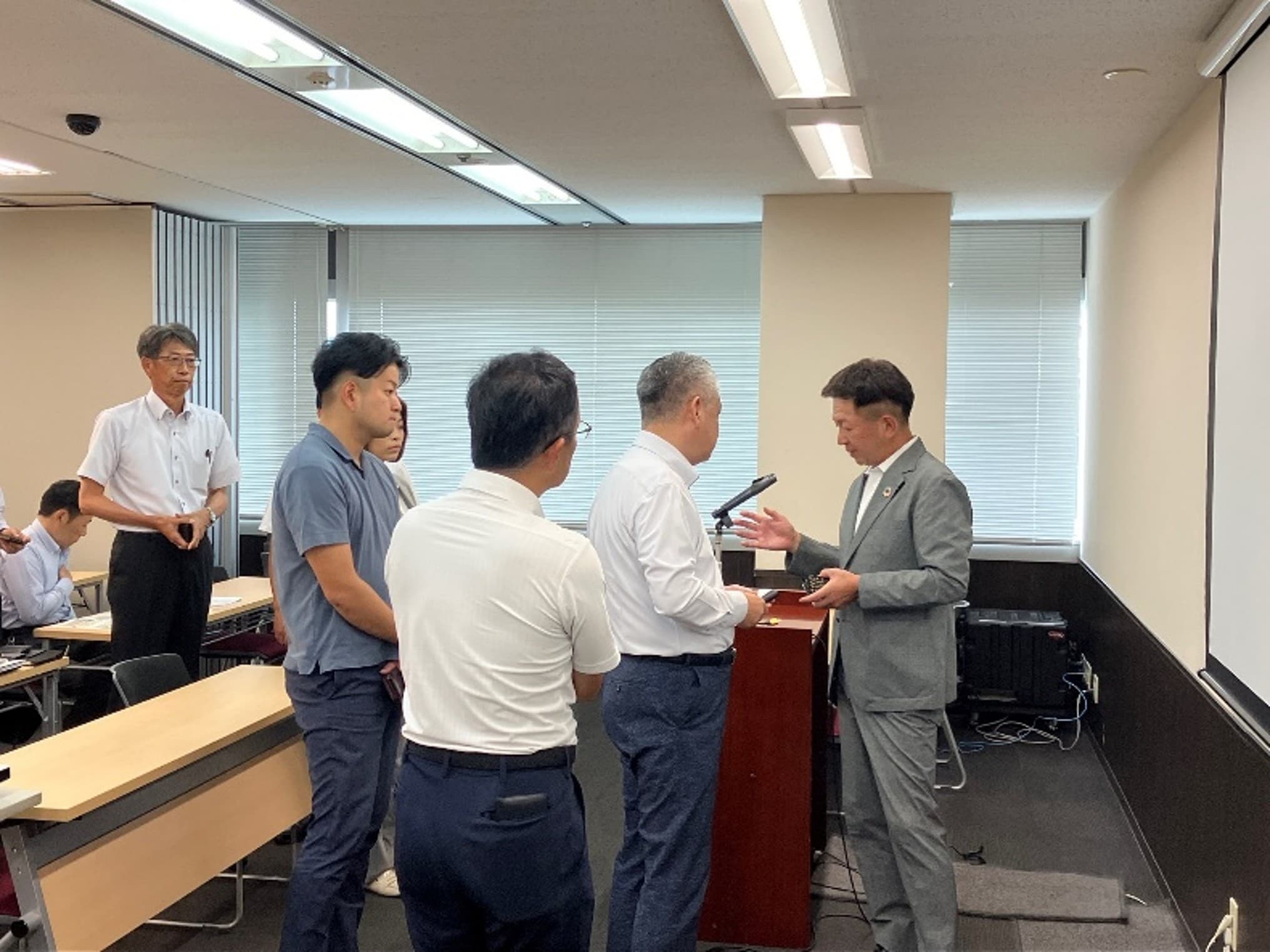 講師の籏持氏と参加者の名刺交換と質疑応答